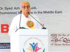  ??  ?? Pakistani humorist Anwar Maqsood regaling audiences at Mushaira Zinda Dilan in Sharjah.