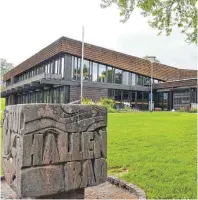  ?? FOTOS: CM/FLORIAN WOLF ?? Die Tage des Lindenberg­er Hallenbade­s sind gezählt. Der Abriss und Neubau sind beschlosse­ne Sache. Wie das neue Bad aussehen wird, ist aber noch offen.