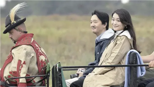  ?? Yomiuri Shimbun file photos ?? Above: Crown Prince Akishino and Princess Mako travel in a horse-drawn carriage during their visit to Hungary on Aug. 20, 2017. About two weeks later, the Imperial Household Agency announced the princess planned to marry Kei Komuro.
Below: Kei Komuro