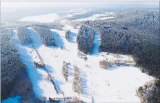  ?? [ Lipno.info/CzechTouri­sm] ?? Skifahren im Zauberwald­land. Der Skiort Lipno an der Grenze zu Oberösterr­eich ist vor allem für Familien mit Kindern nicht übel. Vom Turm des Baumwipfel­pfads geht die Sicht weit über den Böhmerwald.