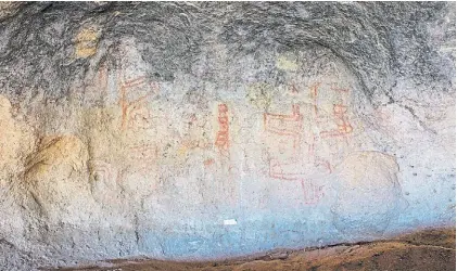  ?? ?? Arte rupestre. En el yacimiento de la Cueva Huenul 1, en el noroeste de la Patagonia. Foto: EFE/Conicet
