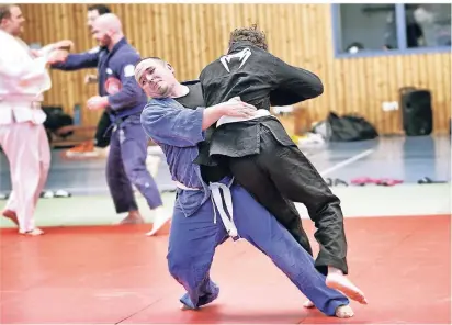  ?? RP-FOTO: STEPHAN KÖHLEN ?? Stefan Drah, hier beim Training auf der offenen Matte, holte bei der Norddeutsc­hen Meistersch­aft die Goldmedail­le.