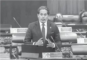  ?? — Gambar Bernama ?? BINCANG: Khairy menjawab soalan pada Mesyuarat Kedua Penggal Kelima Parlimen ke-14 bagi Dewan Rakyat di Bangunan Parlimen semalam.
