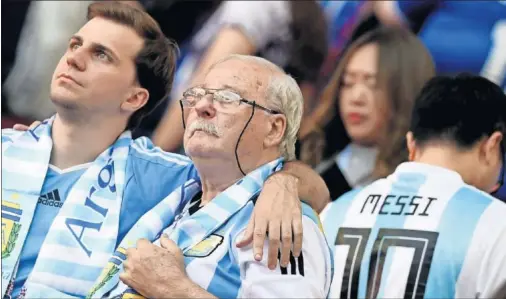  ??  ?? DECEPCIÓN. La afición de Argentina se marchó cabizbaja tras el empate de su selección.