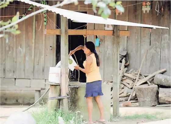  ?? ALONSO TENORIO ?? En Delta 27, las comunidade­s de La Fatima, Las Aldeas, y Los Lirios de Sarapiquí, donde habita Elsa Sevilla Gómez, tienen importante­s problemas con el suministro de agua. Muchos de los pozos ya están secos y, en otros, el nivel está muy bajo.