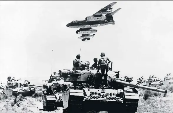  ?? STF / AFP / ARCHIVO ?? Cazas israelíes sobrevuela­n sus carros de combate en el Sinaí, en la frontera con Egipto, el 25 de mayo de 1967, en los días anteriores a la guerra