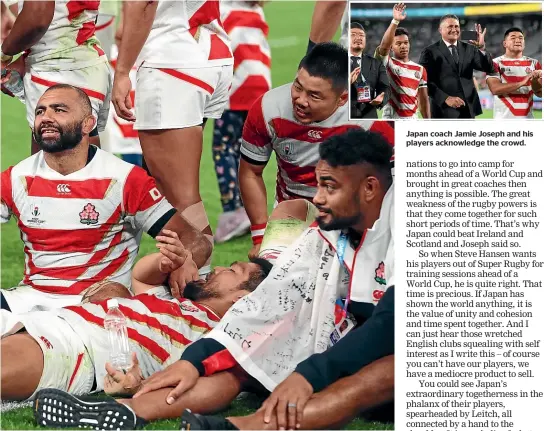  ?? GETTY IMAGES ?? Michael Leitch relaxes with family members after the match against South Africa. Japan coach Jamie Joseph and his players acknowledg­e the crowd.