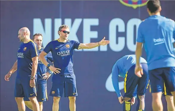  ?? LLIBERT TEIXIDÓ ?? Luis Enrique, con el psicólogo Joaquín Valdés al fondo, ha dado instruccio­nes a sus futbolista­s para que controlen sus reacciones