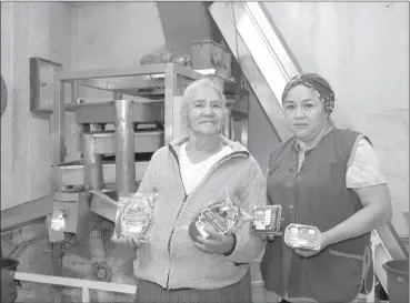  ?? XCA ?? Julia Baculima y Catalina Baculima lideran la chocolater­ía “Don Manuel”, cuyo negocio se emplaza en Cristo del Consuelo. /