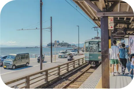  ?? ?? Kamakura visitors hop off train stations and enjoy panoramic views of the sea