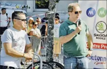  ?? Crédits : Photo Daniel Escoulen - ?? Auprès du président du Vélo Club Rodez, Victor Santos, l’adjoint aux sports Olivier Nicolas donne le signal de départ.