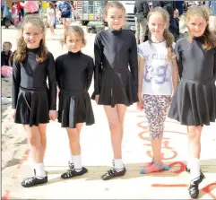  ??  ?? Scoil Dhún Chaoin pupils Gráinne Nic Láimh, Una Nic Cárthaigh, Caitlíona Nic Cárthaigh, Fodhla Nic Láimh and their friend Emily Burke from Limerick who were dancing at Béal Bán Races.