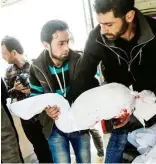  ??  ?? سوريون ينقلون قتلى سقطوا بغارات النظام على الغوطة الشرقية في محيط دمشق أمس. (أ. ف. ب)