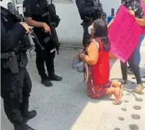  ?? INGRID RUIZ ?? VERACRUZ, Ver.-La mujer se hincó ante los policías.