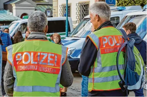  ?? Foto: Peter Fastl ?? Kommunikat­ions Team der Polizei bei der „Pegida“Demonstrat­ion in Augsburg: Die Beamten suchten das Gespräch mit Passanten und „Pegida“Gegnern.