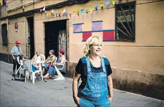  ?? CELIA ATSET/NORD MEDIA ?? Inés, muy contenta, frente al número uno de la calle Riera Baixa, en el Raval