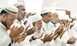  ??  ?? Muslims praying for peace in a mosque in Kattankudy - AFP
