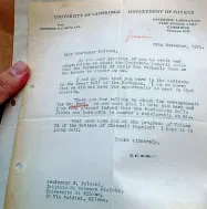  ??  ?? Carteggio Nevill Francis Mott nel 1954 scrive a Giovanni Polvani per ringraziar­lo del dottorato honoris causa ricevuto. La lettera era rimasta nascosta in un armadio del dipartimen­to di Fisica in via Celoria (foto Porta)