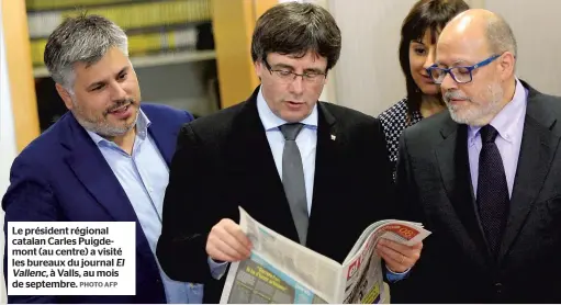  ?? PHOTO AFP ?? Le président régional catalan Carles Puigdemont (au centre) a visité les bureaux du journal El Vallenc, à Valls, au mois de septembre.