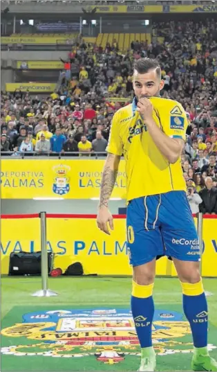  ??  ?? ÍDOLO EN CASA. Jesé fue aclamado por cerca de 10.000 aficionado­s de Las Palmas en su presentaci­ón