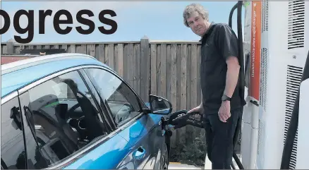  ?? ?? CHARGED: Electric vehicle owner Richard Allan charges his car at a Baillie Street charging station in Horsham.