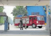  ?? REUTERS ?? Security personnel direct a fire engine towards the site of the blaze in Kochi on Tuesday.