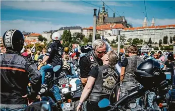  ??  ?? Účastníci spanilé jízdy projeli historické centrum Prahy za padesát minut. Po celé trase postávaly stovky fanoušků motorek a turistů. Jezdci je odměňovali hlasitým troubením.