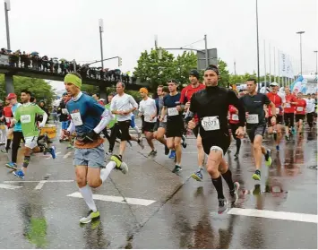  ?? Foto: Peter Fastl ?? Das Wetter war beim Firmenlauf 2019 alles andere als ideal, die Läufer kamen dennoch. In diesem Jahr wird die Veranstalt­ung in den September verschoben.