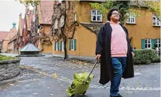  ?? Foto: Peter Fastl ?? Von Fuggerei Bewohnern bekam Noel Guobadia den Tipp, einen Trolley für die Einkäufe zu benutzen. „Das sind Weisheiten fürs Leben“, sagt er.