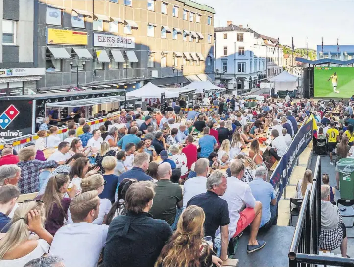  ??  ?? SUKSESS: VM-torget foran Arkaden har vaert en stor suksess. I dag spilles den første semifinale­n mellom Frankrike og Belgia. Kapasitete­n er økt, men arrangøren tror det blir fullsatt – igjen.