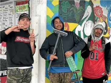  ?? IMOGEN NEALE/ STUFF ?? A group of young window washers in Papakura, south Auckland, say they can make $400 a day outside the corner shops.