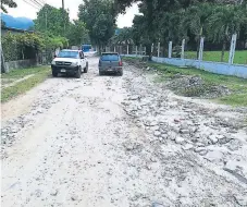  ??  ?? PELIGRO. Las vías están llenas de grietas producto de las tormentas.