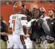  ?? DAVID RICHARD — THE ASSOCIATED PRESS ?? Browns head coach Hue Jackson talks with quarterbac­k DeShone Kizer during the second half against the Giants on Aug. 21.