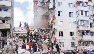  ?? (Xinhua) ?? Rescuers working at the scene of a collapsed residentia­l building in Belgorod, Russia on Sunday