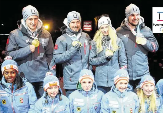  ?? BILD: SN/GEPA ?? Fünf Goldmedail­len auf einen Blick: Matthias Mayer, Marcel Hirscher, Anna Gasser und David Gleirscher waren umringt von vielen jungen Fans auf dem Salzburger Kapitalpla­tz.