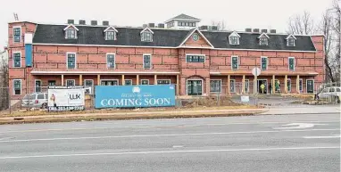  ?? Saul Flores / Hearst Connecticu­t Media ?? The project at 51-53 Roses Mill Road is a 12-apartment developmen­t with The Milford Bank being the commercial tenant on the first floor.