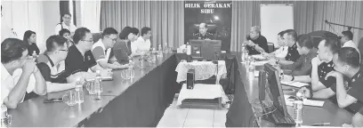  ??  ?? DIALOG: Stanley (tengah) pada sesi dialog bersama pemimpin-pemimpin DAP Sibu (empat dari kiri) Ling, Irene, Alice dan Wong semalam.