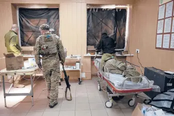  ?? LYNSEY ADDARIO/THE NEW YORK TIMES ?? A soldier with a concussion awaits evacuation from a Kramatorsk region field hospital.