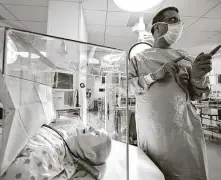  ?? Melissa Phillip / Staff photograph­er ?? Dr. Faisal Masud, the director of the Critical Care Center at Houston Methodist, demonstrat­es how to use the boxlike device.