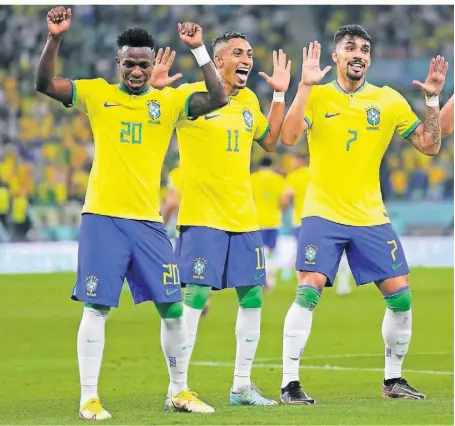  ?? FOTO: MANU FERNANDEZ/DPA ?? Brasiliens Fußballer jubeln und tanzen nach ihrem Sieg.