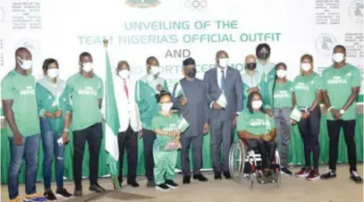  ??  ?? Yemi Osinbajo (m), vice president; Habu Gumel (4th l), president, Nigeria Olympic Committee; Sunday Dare (6th r) , minister of youth and sports developmen­t; and some Nigerian athletes to the Tokyo 2020 Olympic Games, during their send forth and unveiling of Team Nigeria’s official outfit at the Presidenti­al Villa in Abuja, recently .