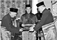 ??  ?? DR Mahathir mengangkat sumpah sebagai Perdana Menteri ketujuh Malaysia di hadapan Yang di-Pertuan Agong, Sultan Muhammad V, di Istana Negara di Kuala Lumpur pada 10 Mei 2018.
