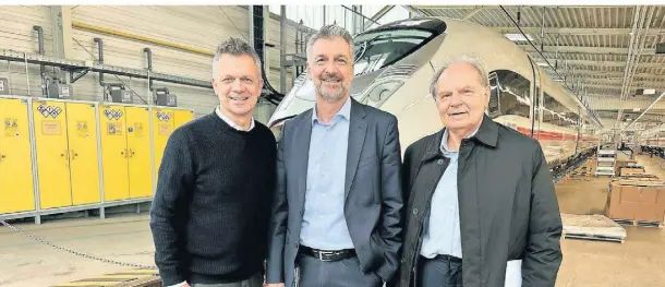  ?? FOTO: VERA STRAUB ?? Bürgermeis­ter Christian Pape, Siemens-Betriebsle­iter Markus Bertrams und Kommunikat­ionsuntern­ehmer Edgar Janzen im Prüfcenter (v.l.).