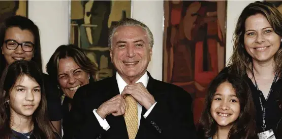  ?? Marcos Correa/Presidênci­a da República ?? O presidente Michel Temer (PMDB) durante encontro com estudantes no Palácio do Planalto, à tarde, antes da divulgação do teor da delação da JBS