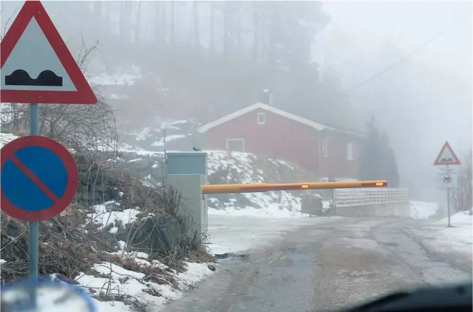  ?? FOTO: PER ARNE RENNESTRAU­M ?? Denne bommen i Breidablik­kvegen skulle hindre gjennomgan­gstrafikk. Så langt er det delt ut 54 bomåpnere til beboere i sidegata Tårnfjellv­egen.