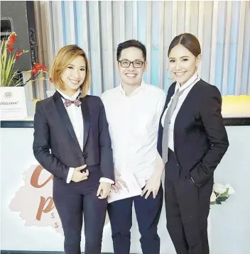  ?? CONTRIBUTE­D FOTO ?? A DIFFERENT JOURNEY. For TV host Phoebe Fernandez (right), it is important to love what one is doing. She is doing just that by running a beauty salon with partners Mika Caram and Chad Paolo Varquez.