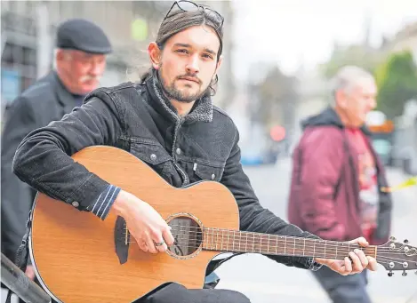  ?? Picture: Kris Miller. ?? Busker George Harris says there is no point in playing music if you can’t use an amplifier.