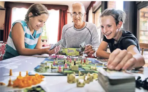  ?? RP-FOTO: STEPHAN KÖHLEN ?? Spielekenn­er Sven Kübler erklärt Jana (links) und Mika (rechts) das Spiel „Bunny Kingdom“.