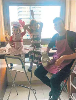  ??  ?? Javi López El capitán del RCD Espanyol posa divertido con sus hijas Julietta ( de 5 años) y Adriana (2) en su casa durante el confianami­ento por el Covid-19