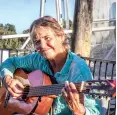  ??  ?? East Coast sailors Sue Holt and Larry Hamilton, with ukuleles in hand, are ready to “make some noise” with Fatty (top). Martin Prins welcomes one and all to the dock jams (above right). Songwriter Lisa Benckhuyse­n pulled together a cruiser tune for Tonga’s Bluewater Festival.